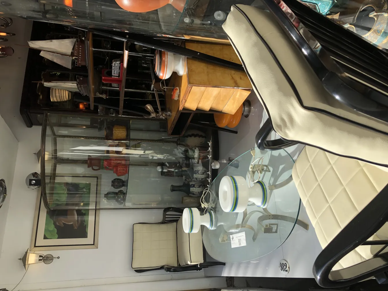 装飾的な設定の中の古いテーブルランプ2台