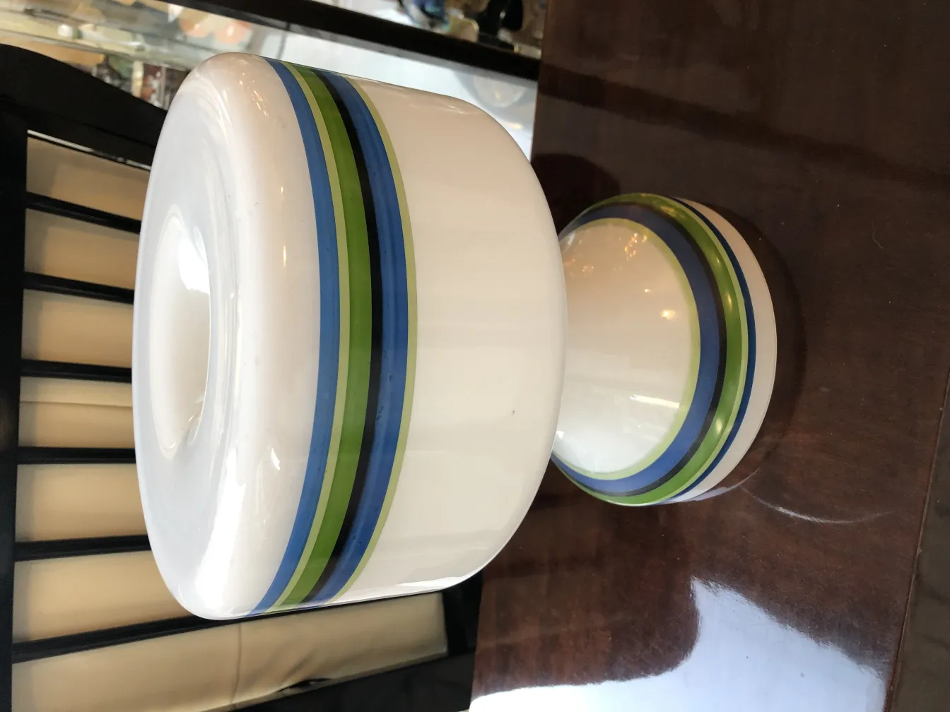 2 lâmpadas de mesa antigas coloridas em um ambiente vintage