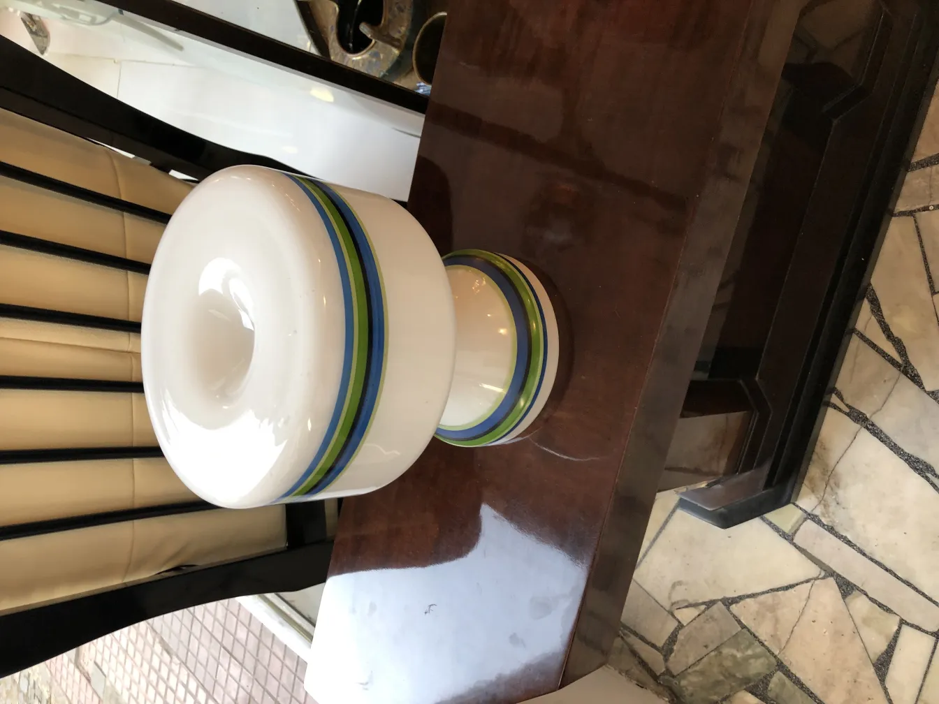 Duas lâmpadas de mesa antigas com designs coloridos em um ambiente elegante