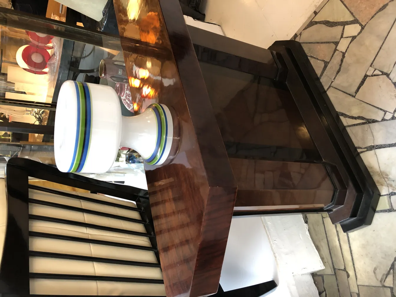 Duas lâmpadas de mesa antigas com design colorido em ambiente elegante.