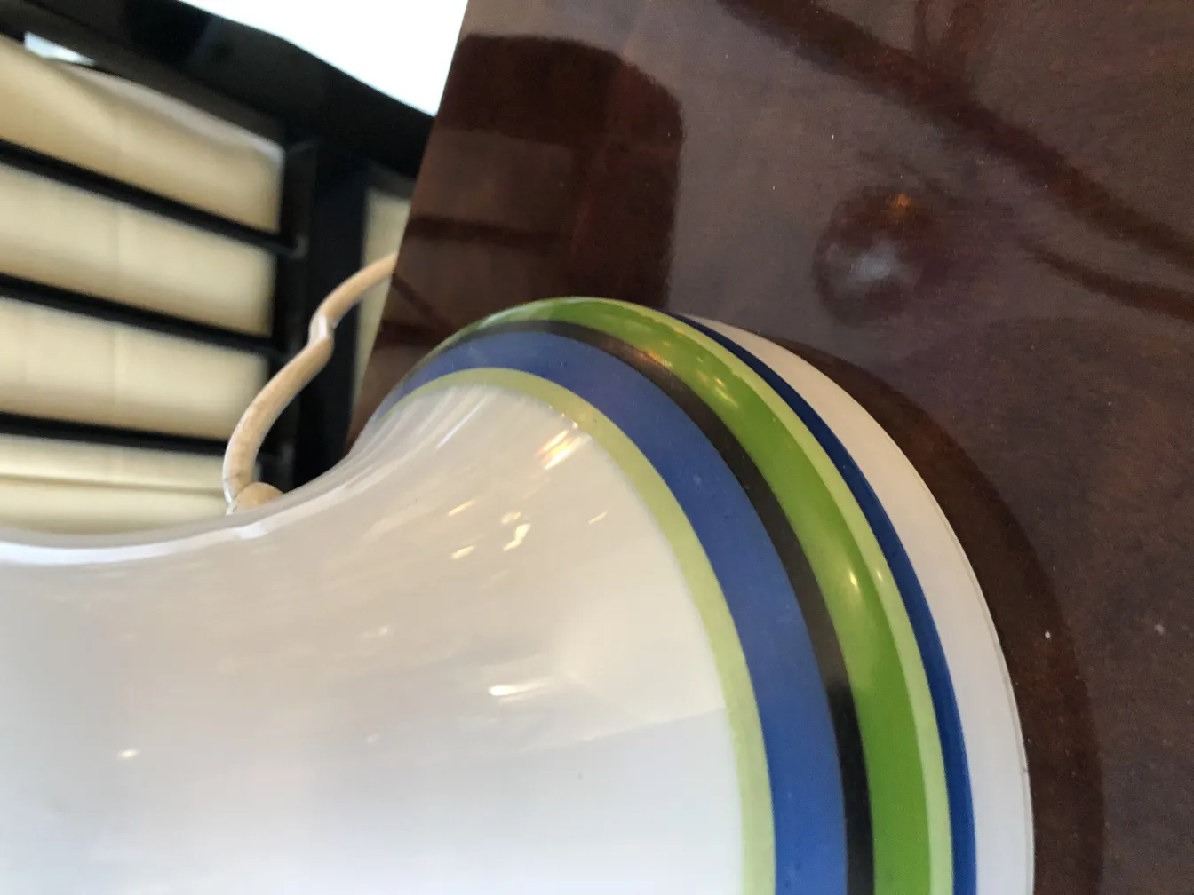 primo piano di 2 lampade da tavolo antiche con colori vivaci in un ambiente moderno