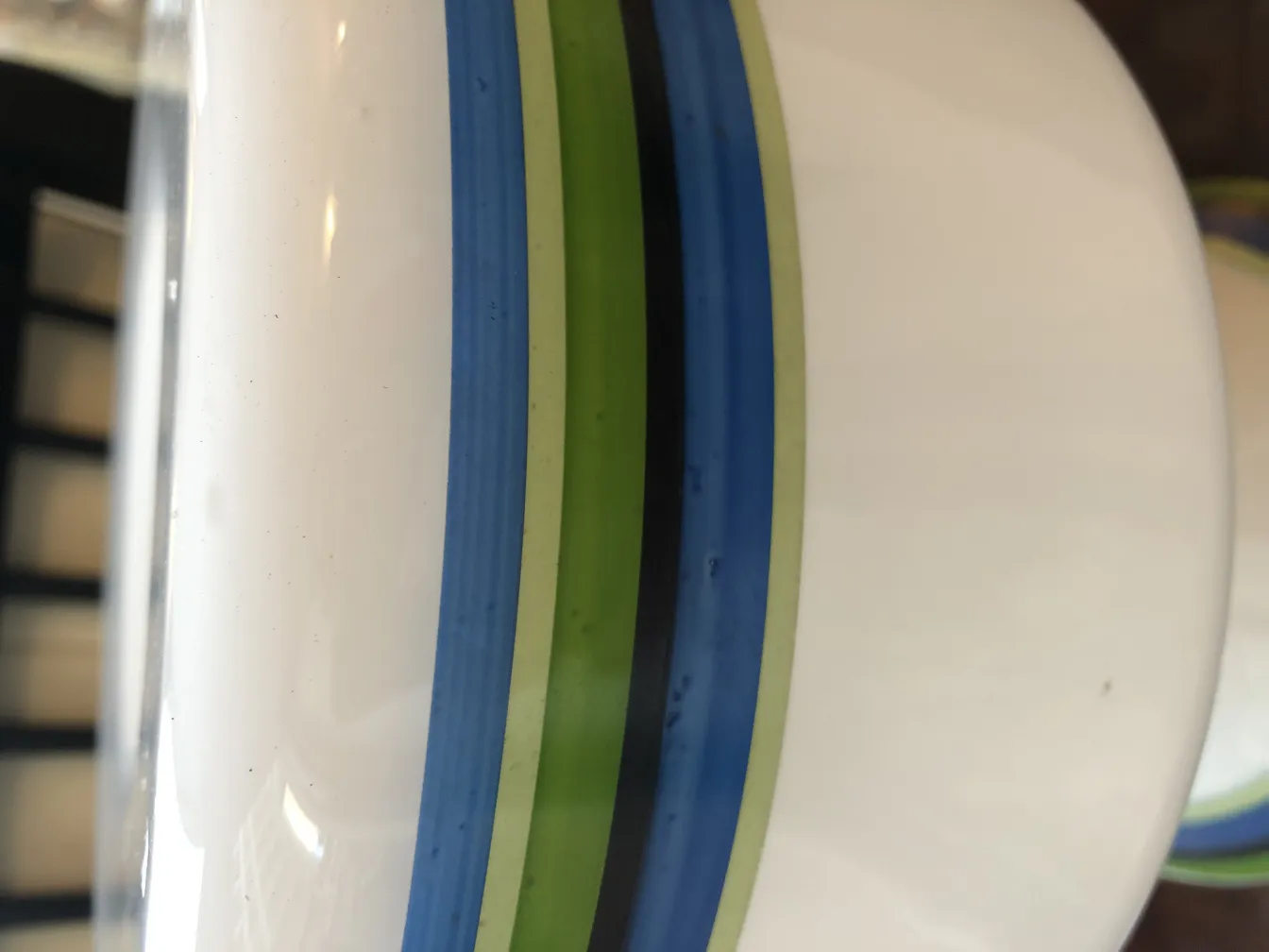 duas lâmpadas de mesa antigas com faixas coloridas