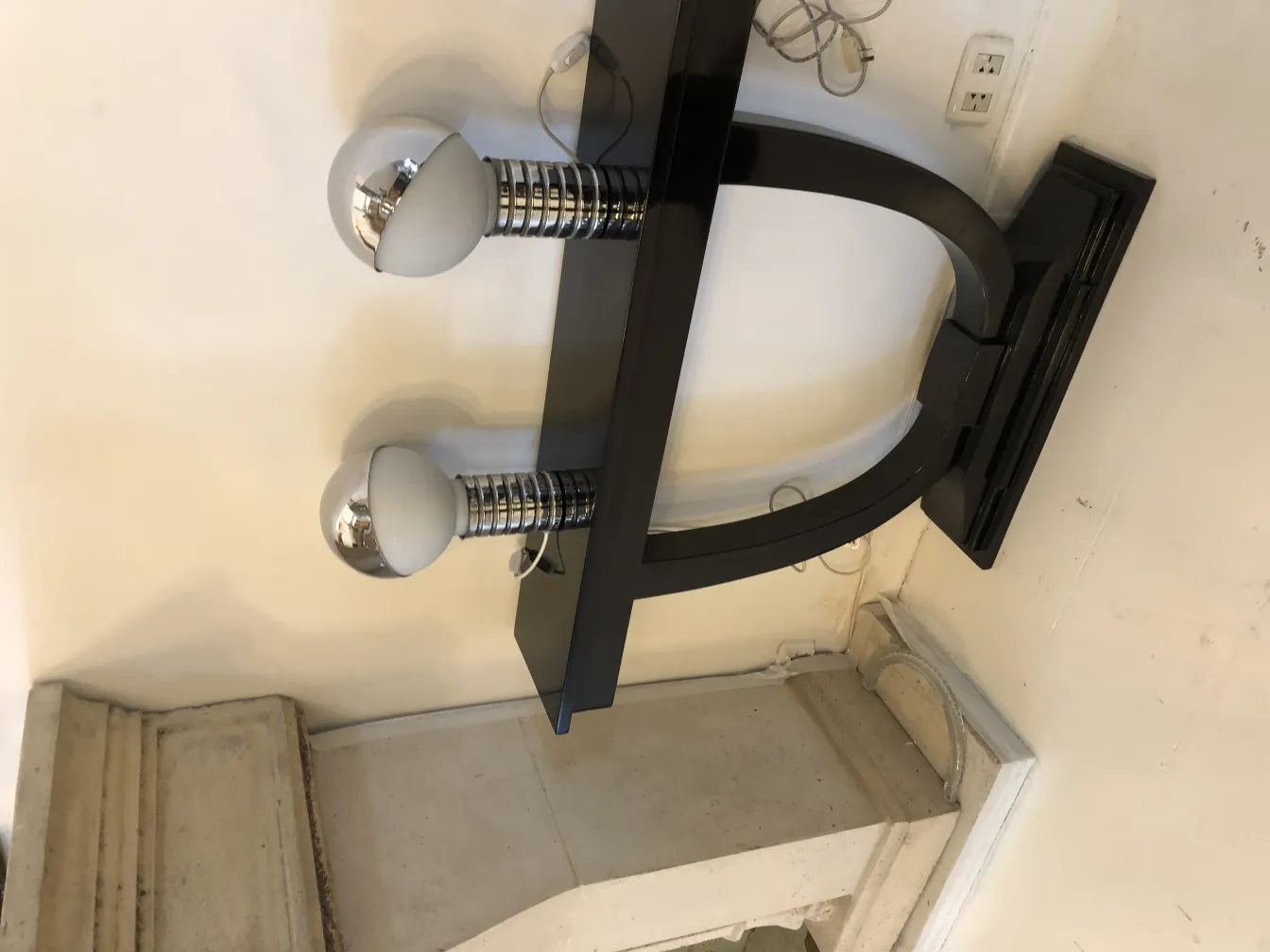 2台のアンティークテーブルランプ、輝く球付き、エレガントな環境