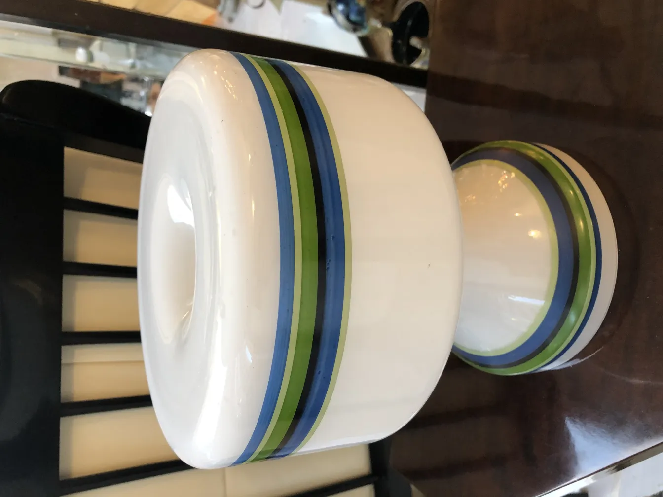 duas lâmpadas de mesa antigas com design colorido e formato arredondado