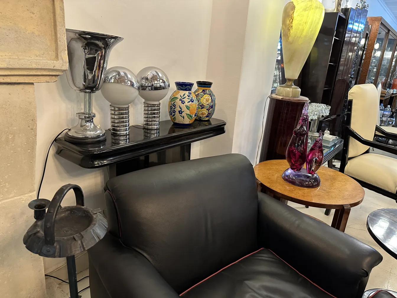 2 lampadas de mesa antigas com estilo elegante no ambiente