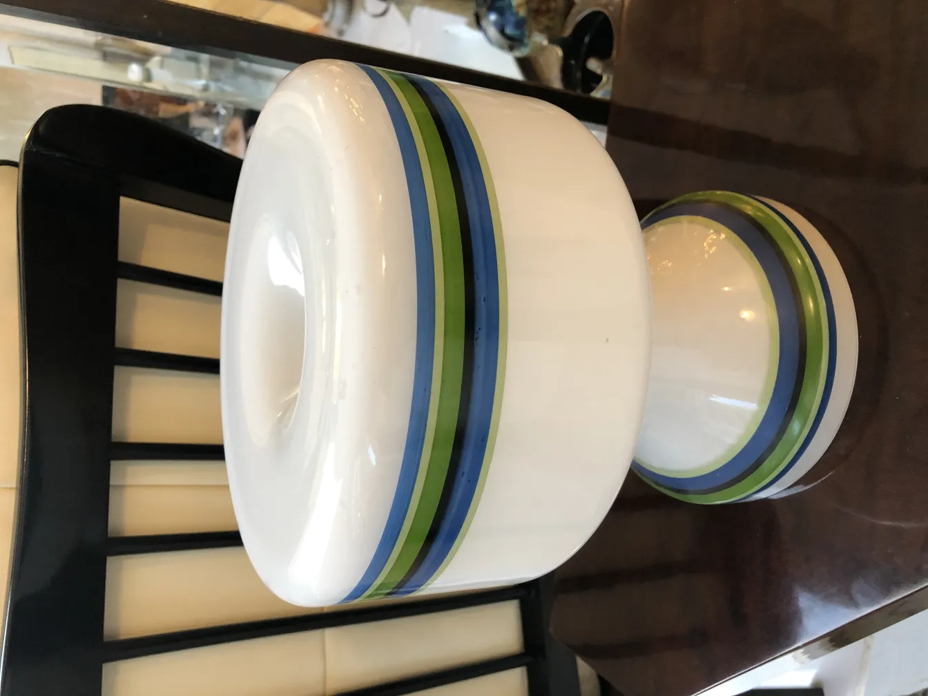 due lampade da tavolo antiche con design colorato in un ambiente accogliente