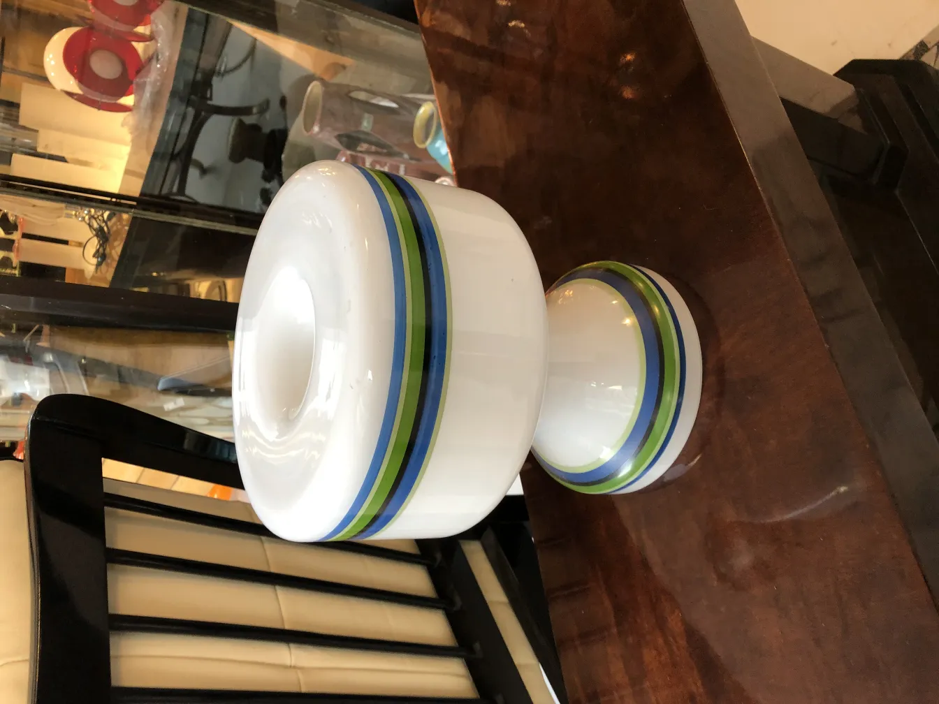 2个古董台灯，拥有紧凑的底座和鲜艳的颜色