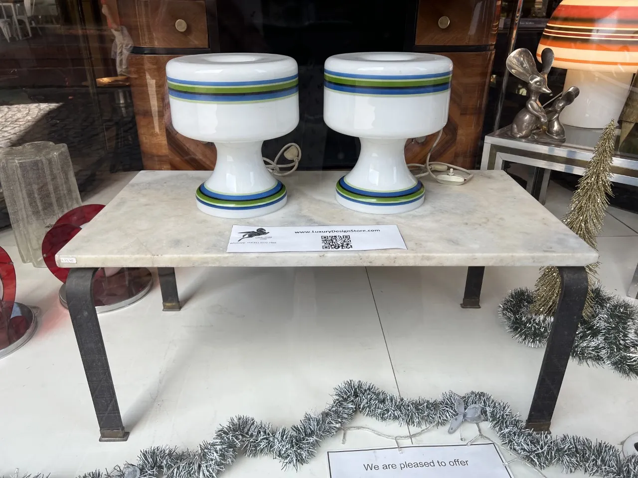 Une paire de lampes de table anciennes avec des motifs brillants sur la base.