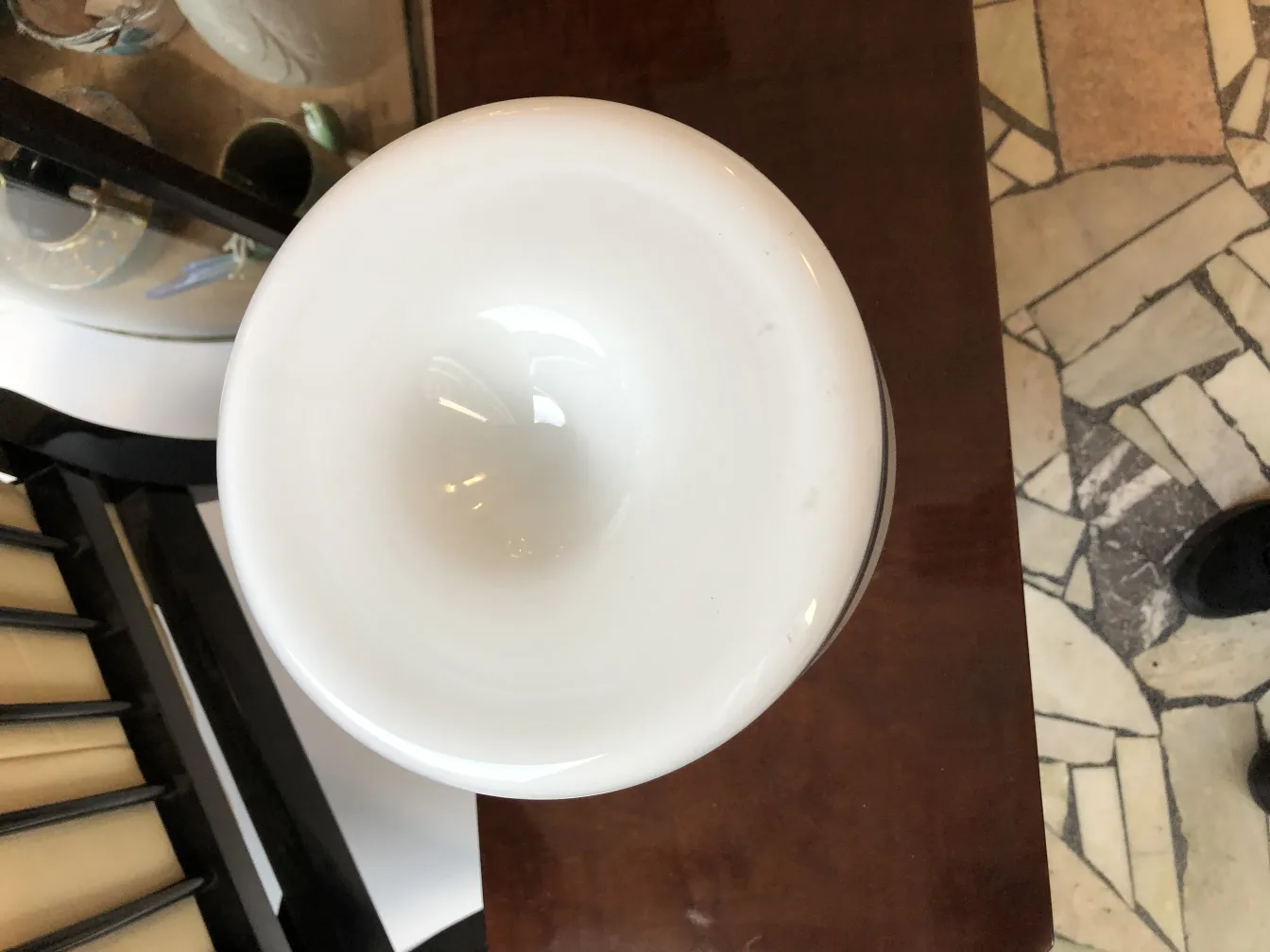 古董桌灯的顶部视角，白色，放在木桌上