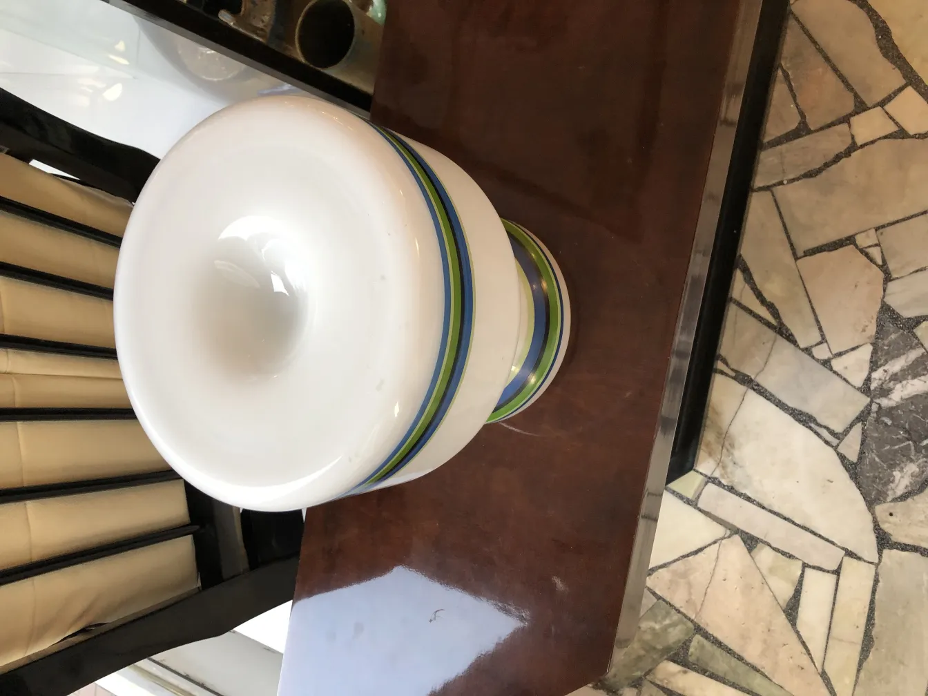 duas lâmpadas de mesa antigas decoradas com cores vibrantes em uma mesa