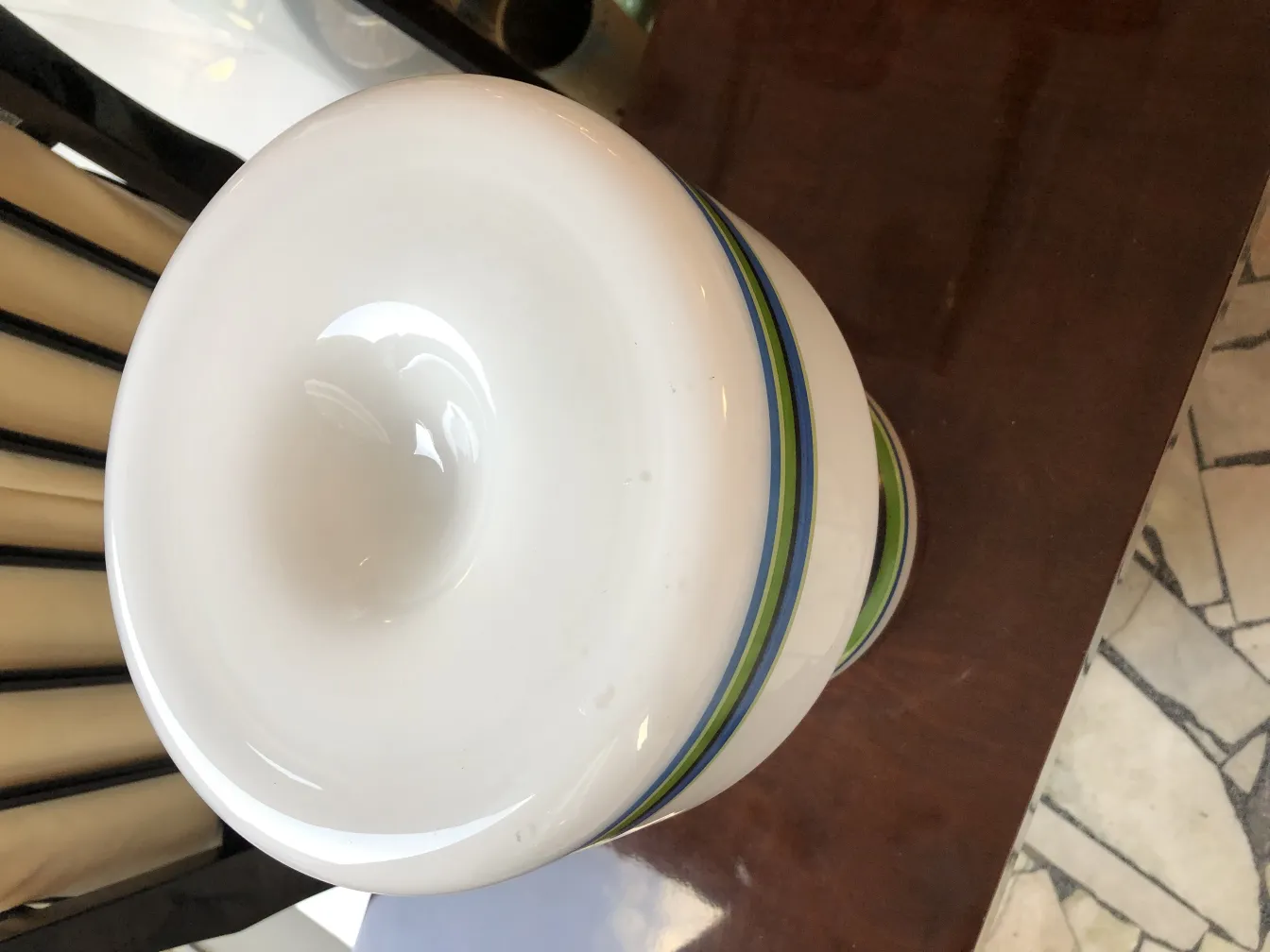 vista superior de dos lámparas de mesa antiguas con detalles coloridos sobre una mesa