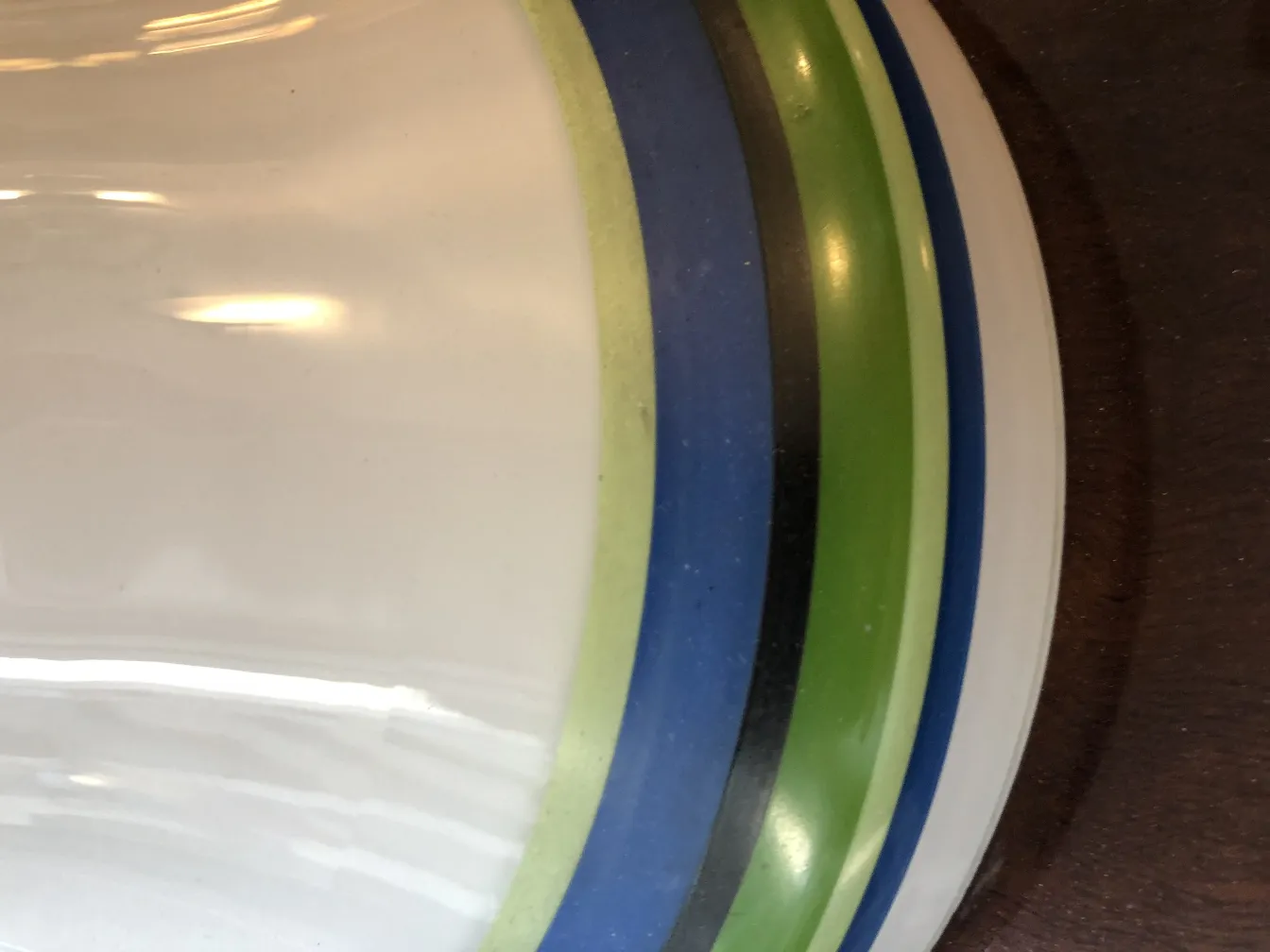 duas lampadas de mesa antigas com cores vibrantes em um ambiente elegante.