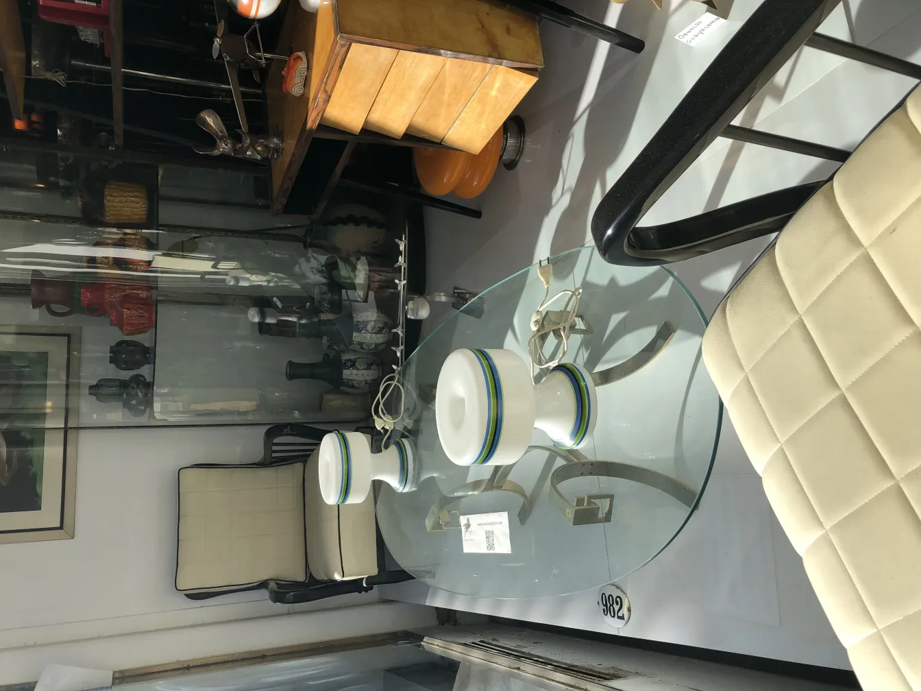 2 antike Tischleuchten mit ansprechendem Design und lebendigen Farben in einer dekorativen Umgebung.