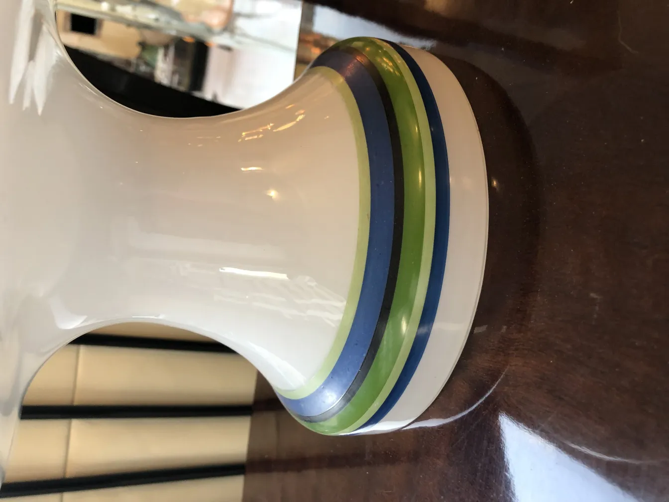 две антикварные настольные лампы с цветными деталями