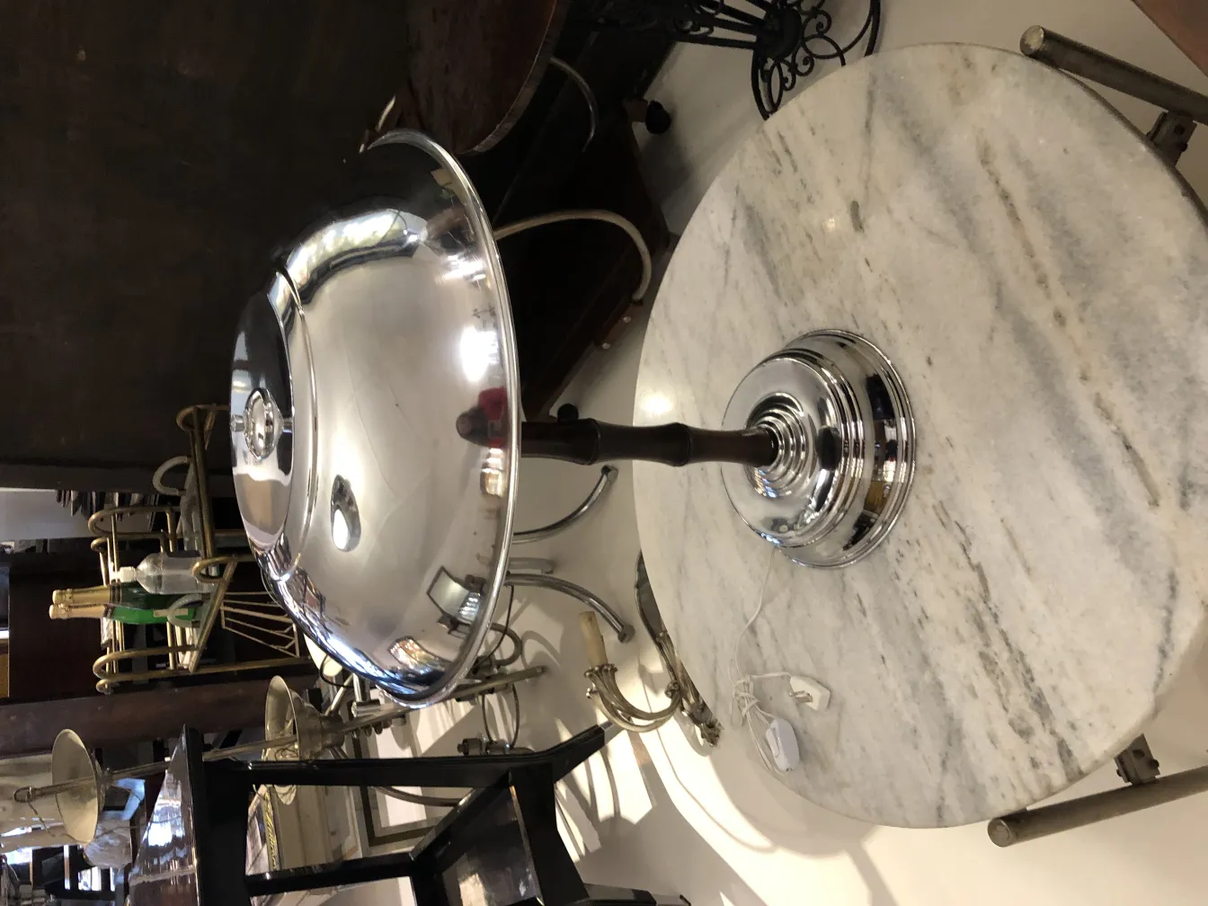 Две элегантные старинные настольные лампы в классической обстановке