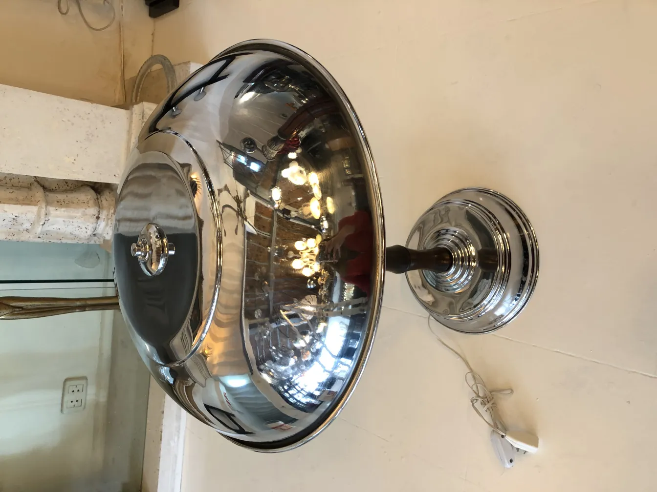 deux lampes de table anciennes avec un design brillant, reflétant la lumière