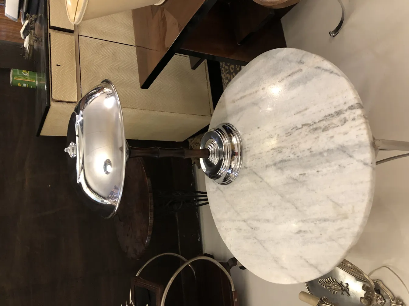 Vista de cima de 2 lâmpadas de mesa antigas em um ambiente neutro