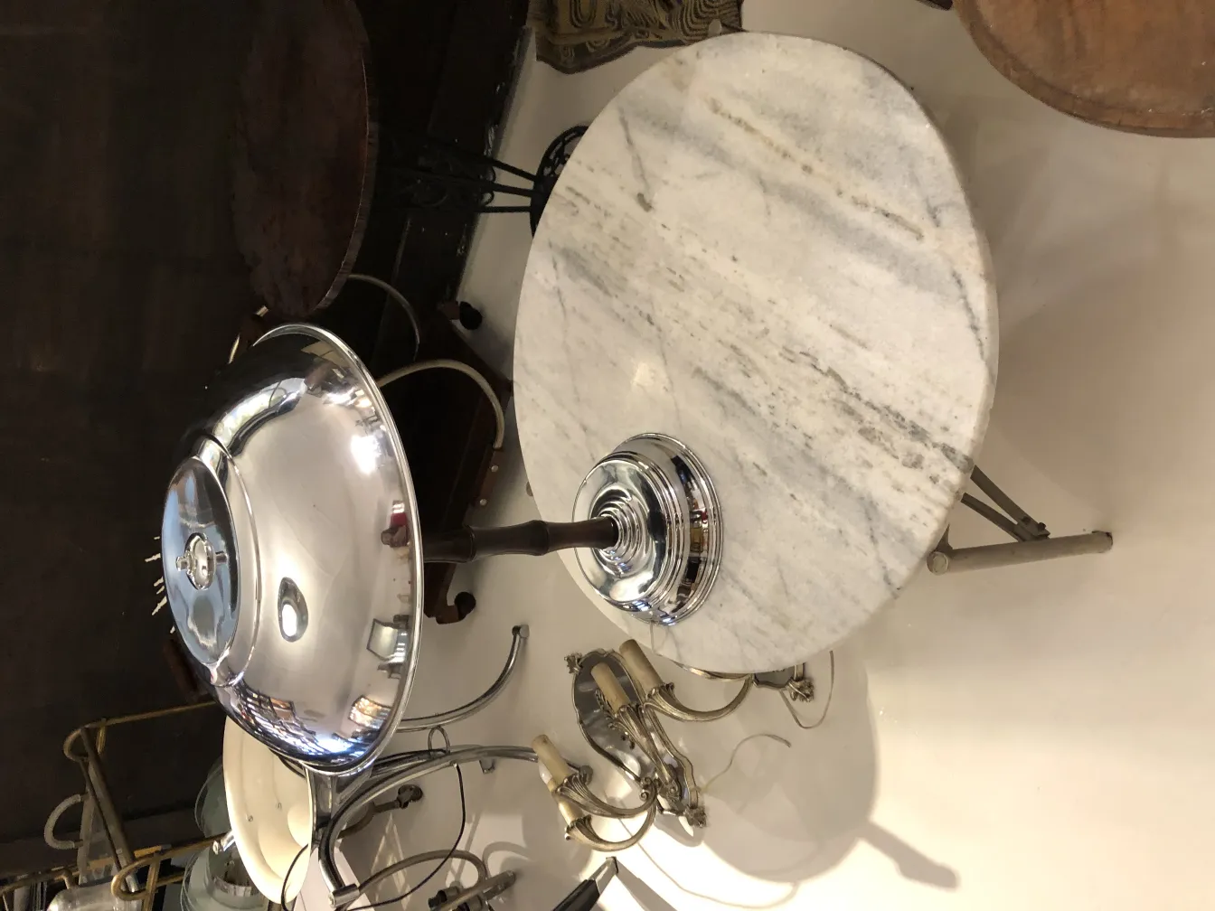 duas lâmpadas de mesa antigas em uma mesa clara com vários decorações