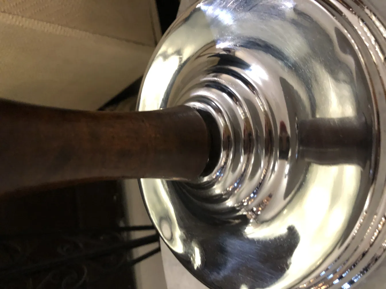 antiguas lamparas de mesa con base de madera y detalles pulidos