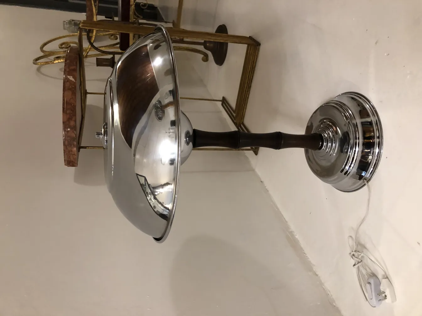 Duas lâmpadas de mesa antigas com design brilhante e elegante em um ambiente decorativo.