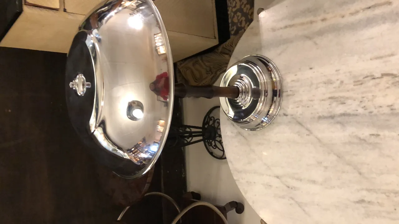 Zwei antike Tischleuchten mit elegantem Design, ideal zum Beleuchten von Räumen.