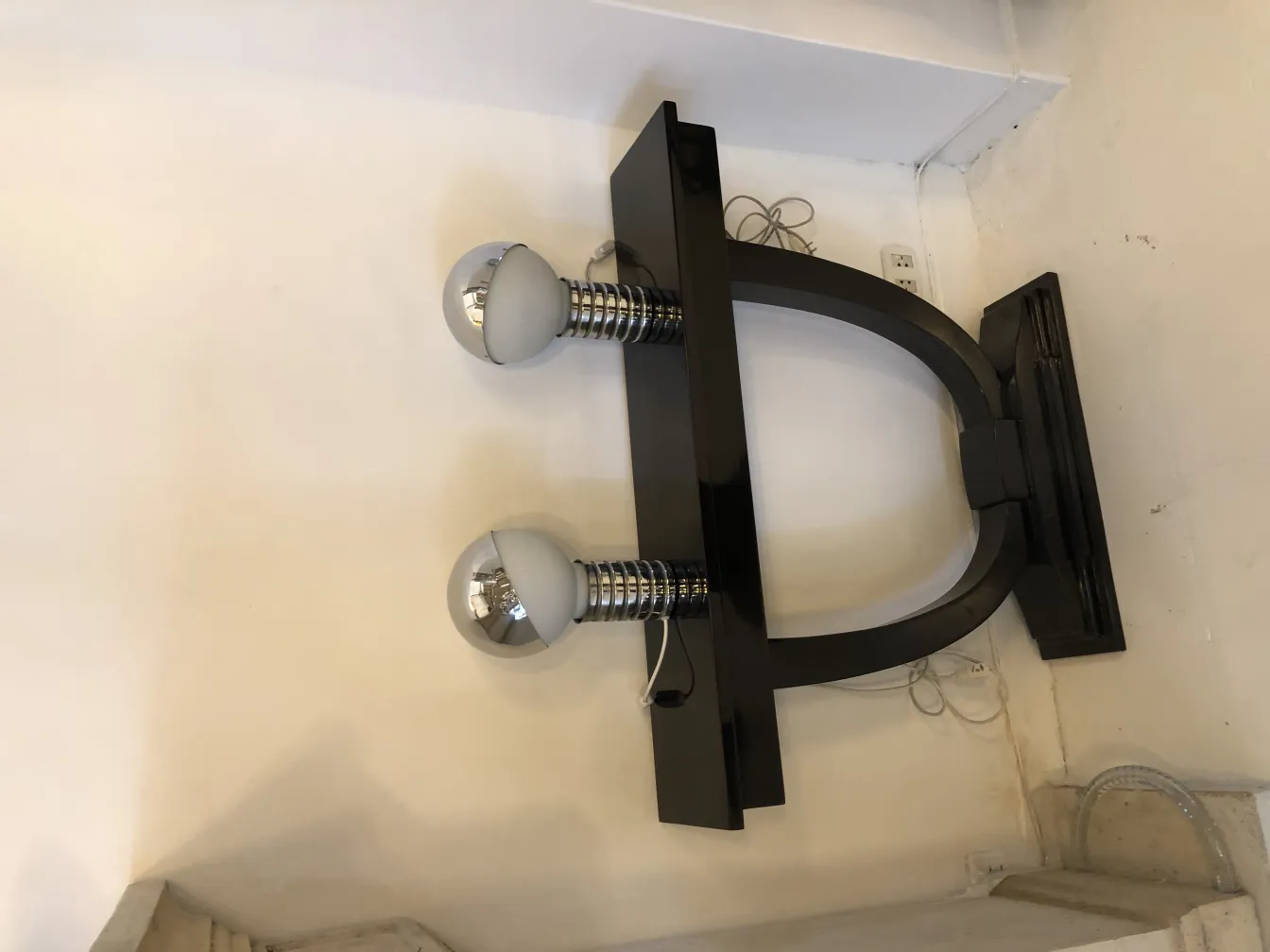 deux lampes de table antiques avec des sphères blanches en haut