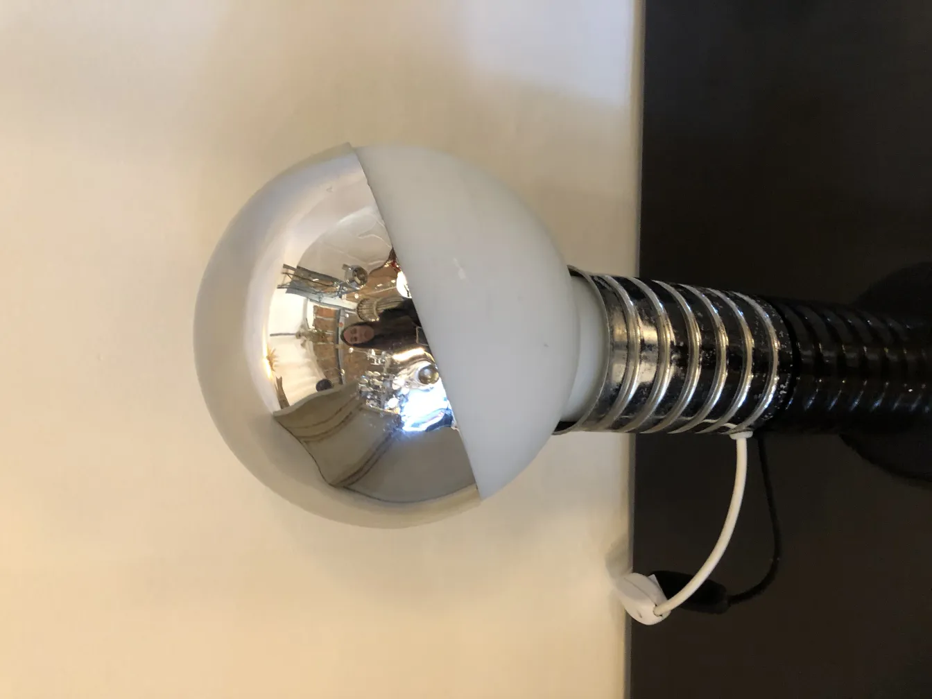 2 مصابيح طاولة قديمة مع كرات عاكسة في بيئة أنيقة