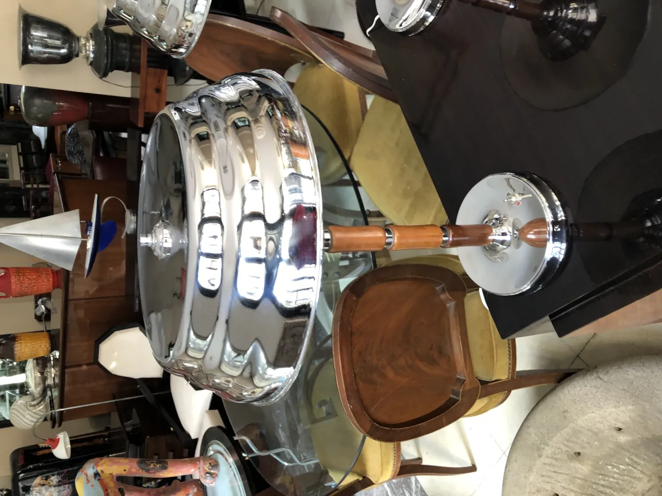 2 lampadas de mesa antigas brilhantes, superfícies refletivas