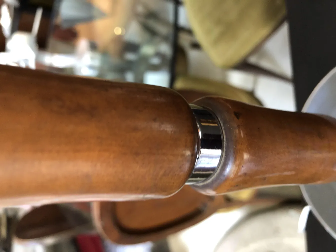 近景，两盏古老的桌灯有细节