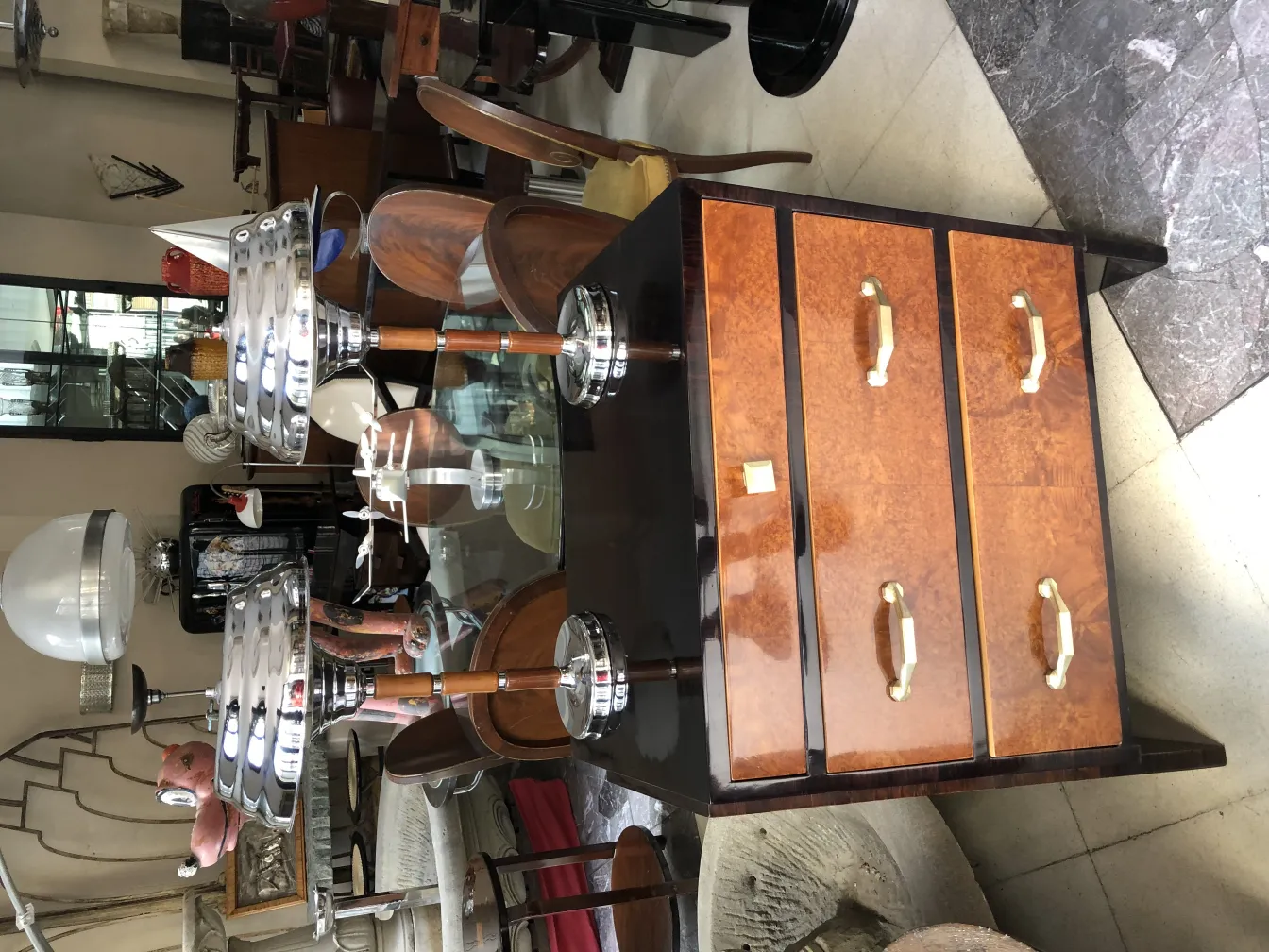 Due lampade da tavolo antiche con design elegante, circondate da vari mobili.