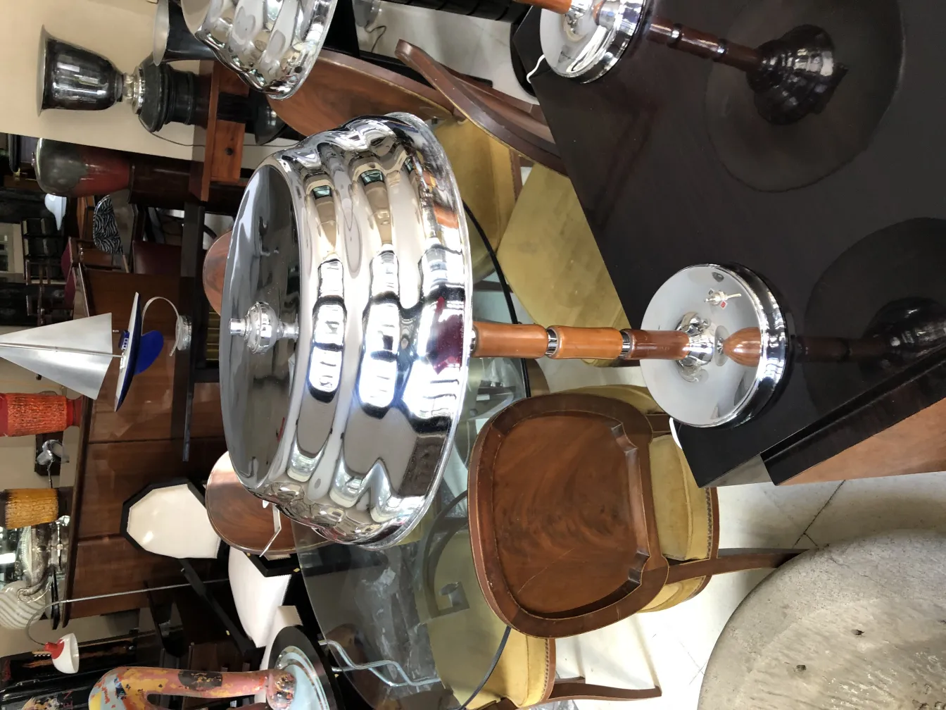 装飾的な設定の中にある2台の古いテーブルランプ