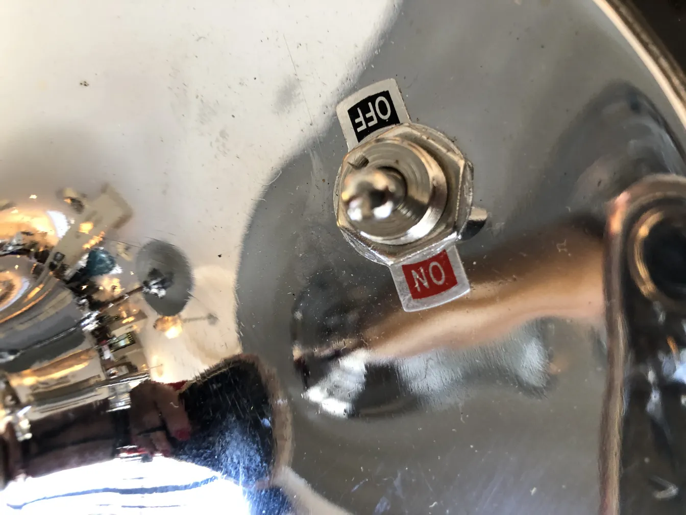 détail de 2 lampes de table anciennes avec interrupteur visible