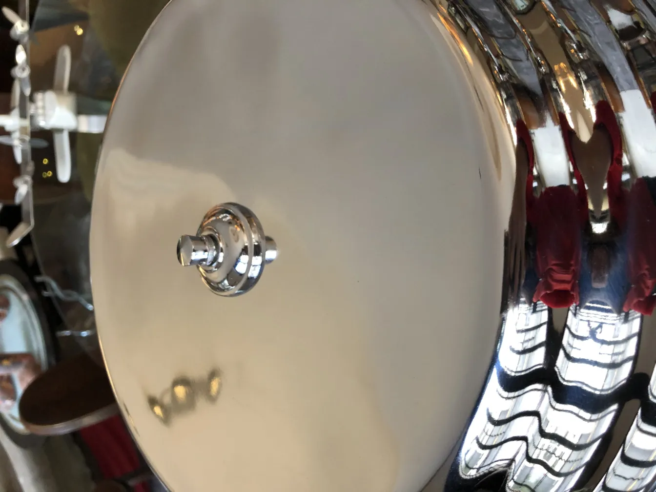 duas lampadas de mesa antigas, estilo decorativo, ambiente acolhedor