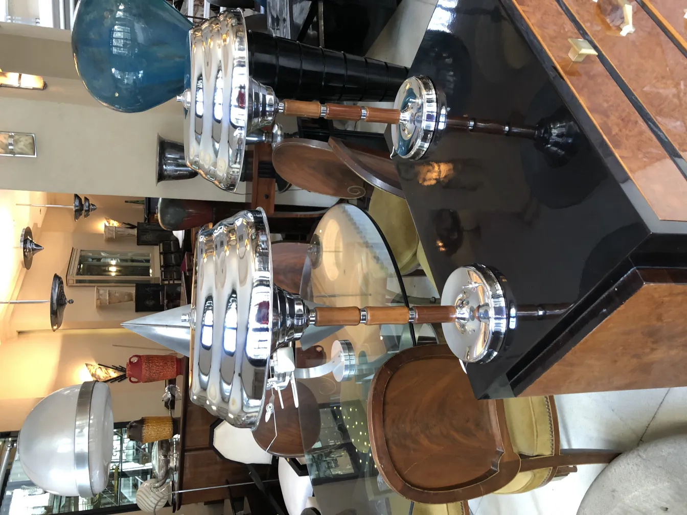 deux lampes de table anciennes avec un design élégant dans un cadre moderne