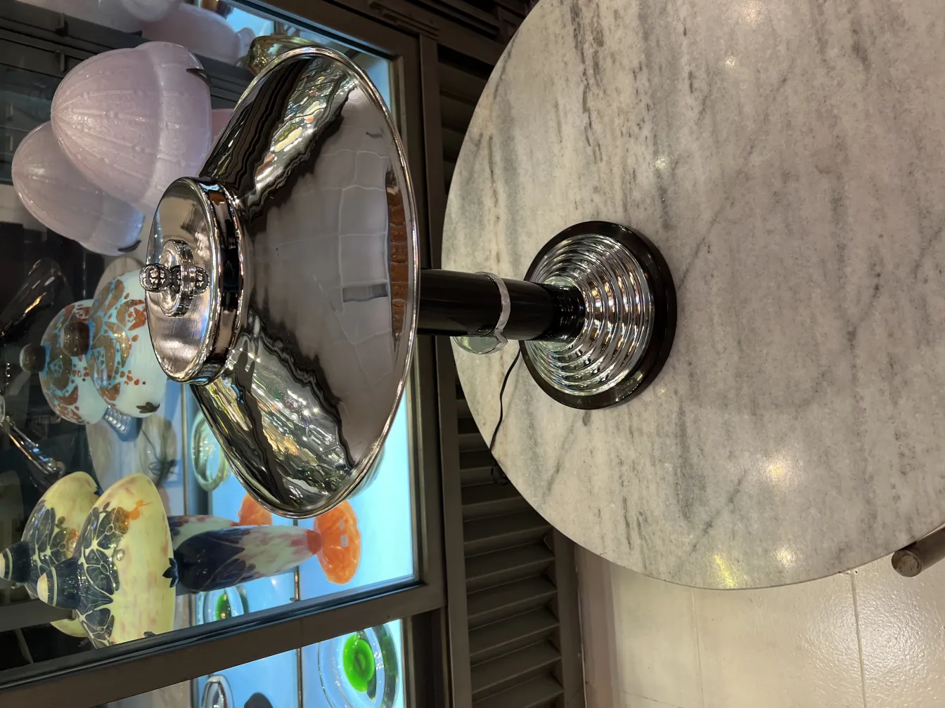 2 lámparas de mesa antiguas con diseño brillante y un entorno elegante