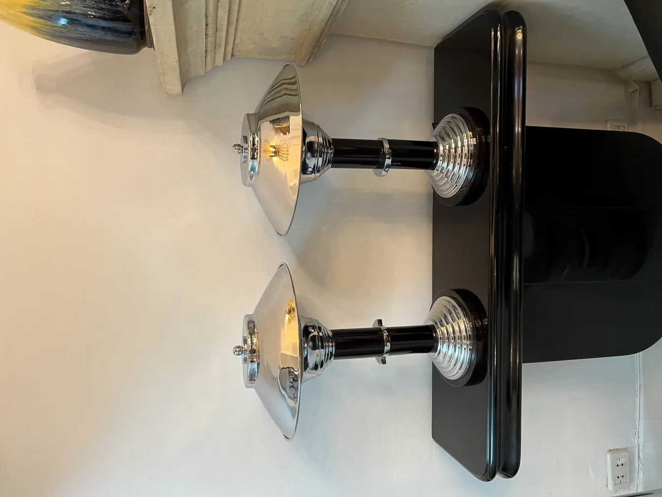 due lampade da tavolo antiche con design elegante in un ambiente decorativo