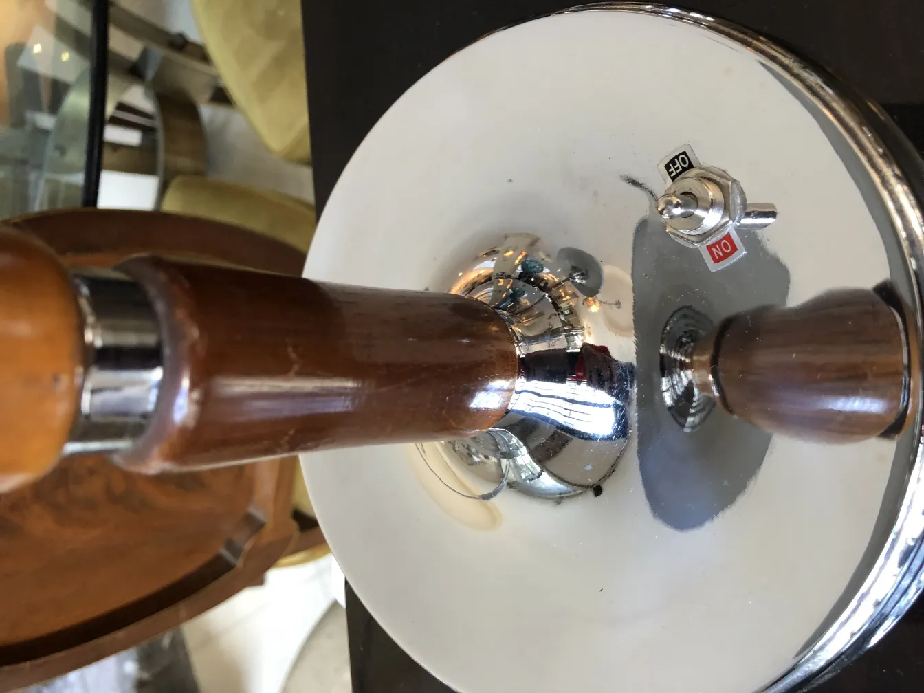 vue de la base de 2 lampes de table anciennes