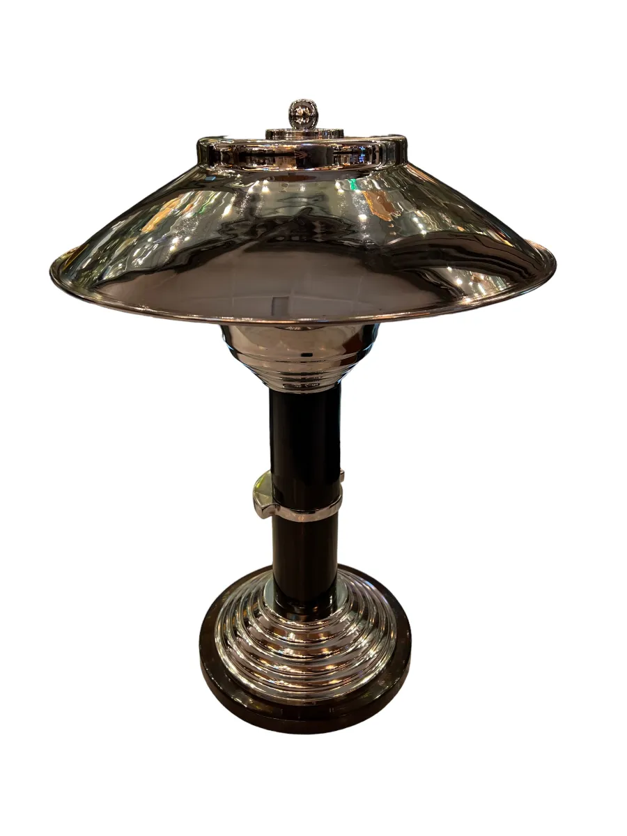 Due lampade da tavolo antiche con design classico, dotate di basi eleganti e paralumi riflettenti.