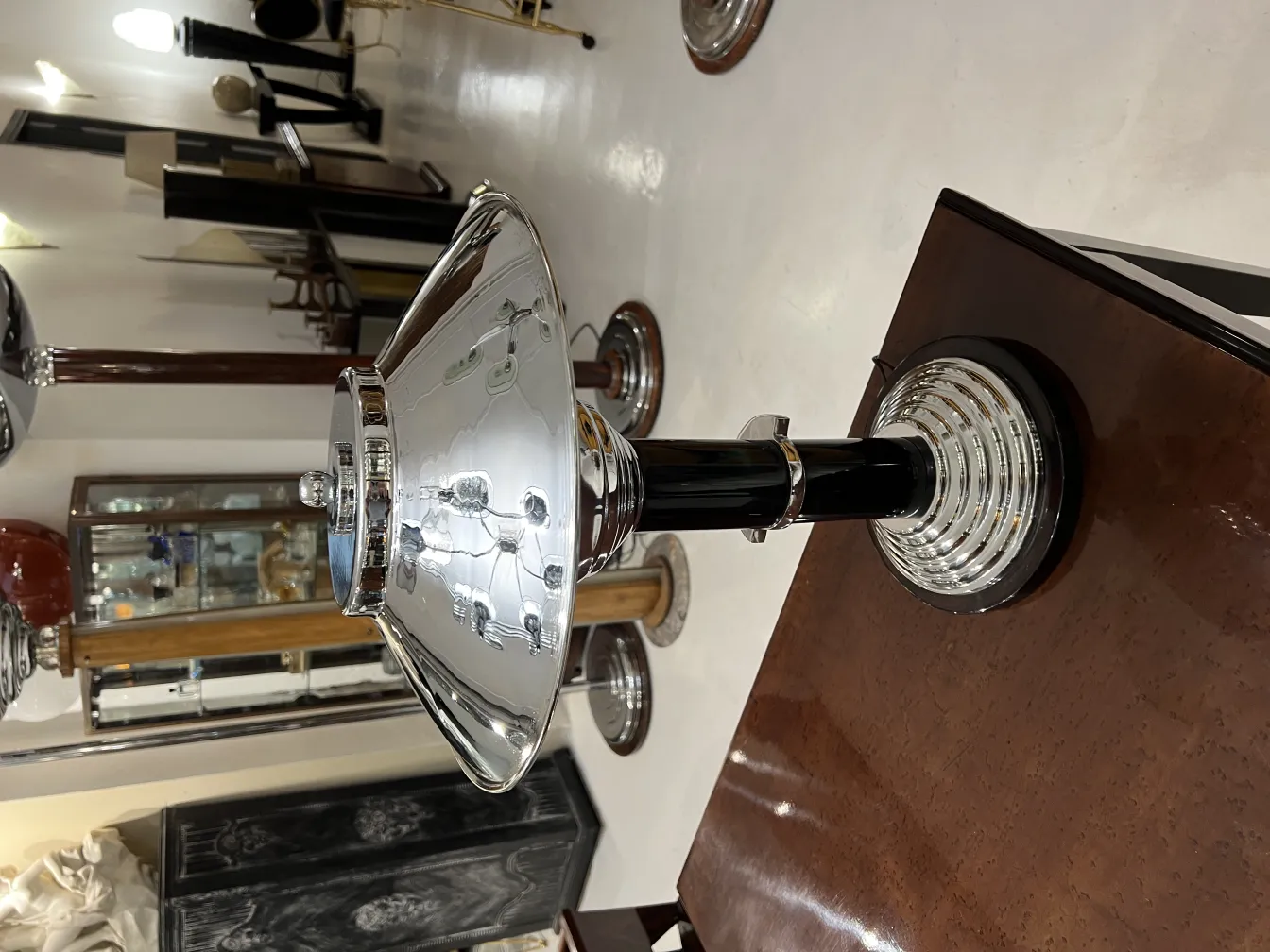 vista frontal de dos lámparas de mesa antiguas, elegantes y brillantes