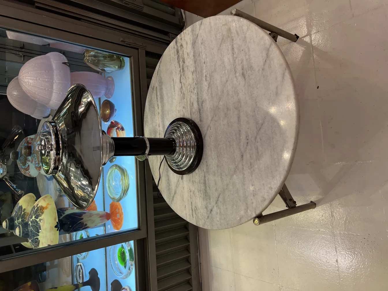 deux lampes de table anciennes dans un décor en verre