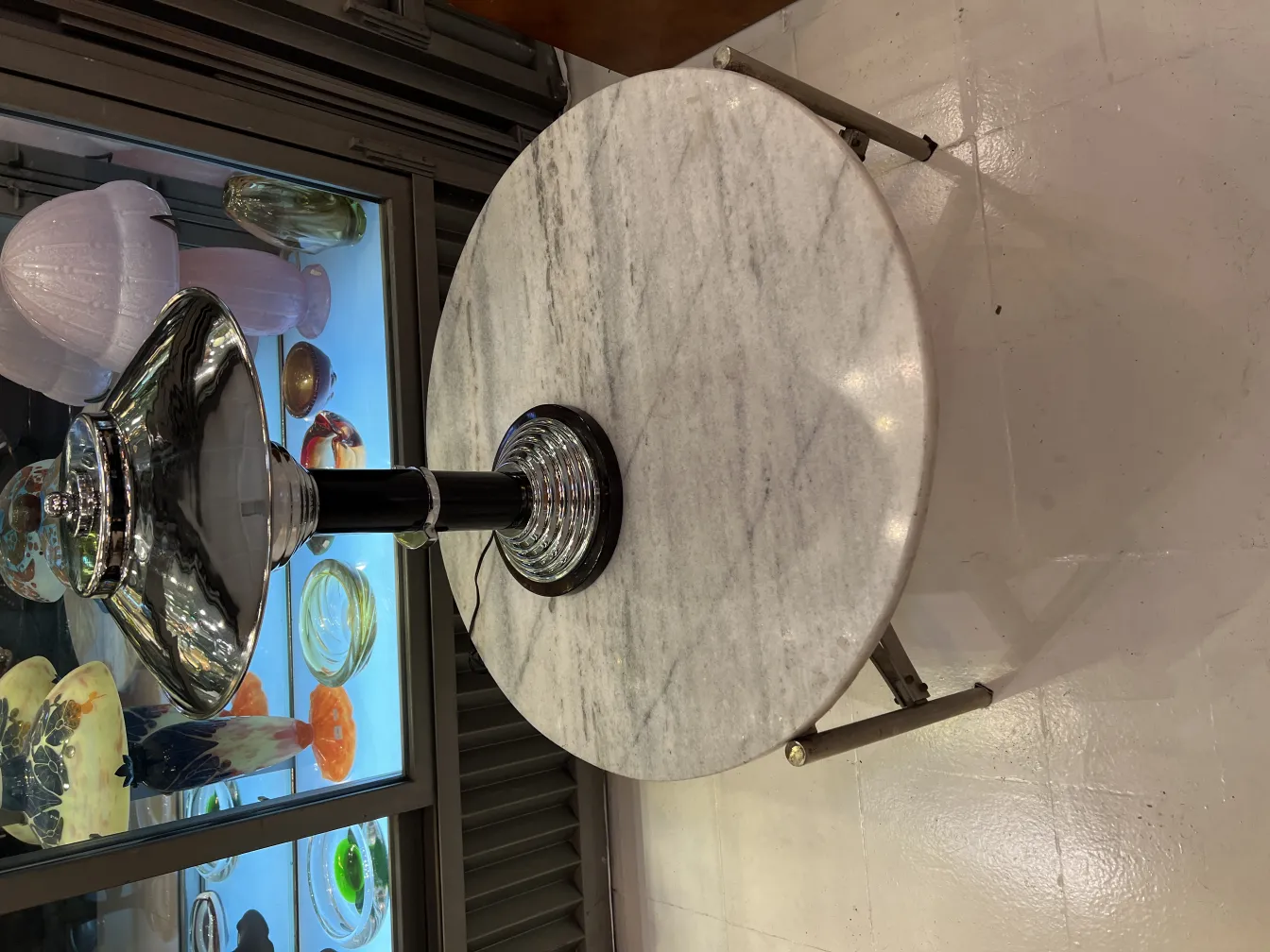 Dos lámparas de mesa antiguas con un acabado brillante y elegante