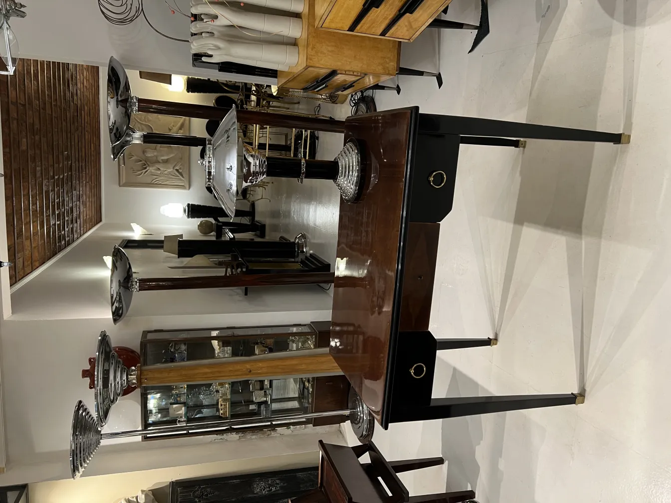 Deux lampes de table anciennes au design élégant dans un cadre moderne.