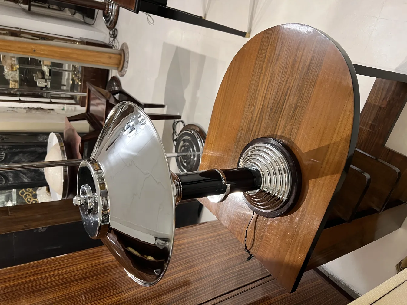 Vue de 2 lampes de table anciennes dans un cadre élégant