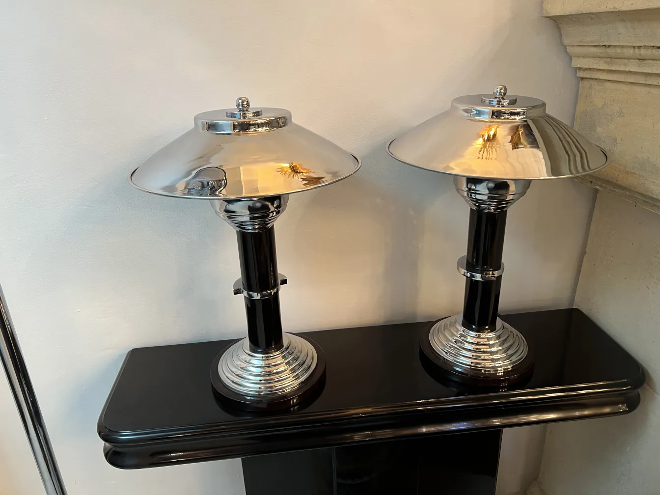Deux lampes de table antiques avec des bases brillantes