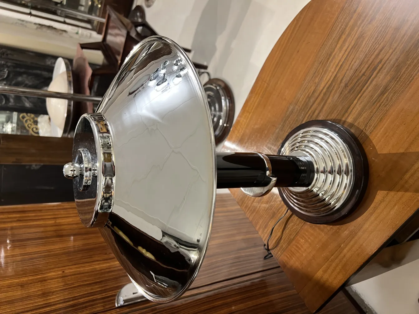 2 lampes de table anciennes avec un design élégant dans un cadre chaleureux