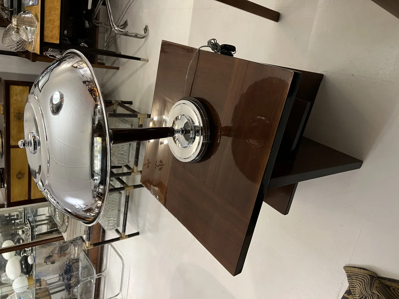 两盏古董台灯，现代底座，优雅环境