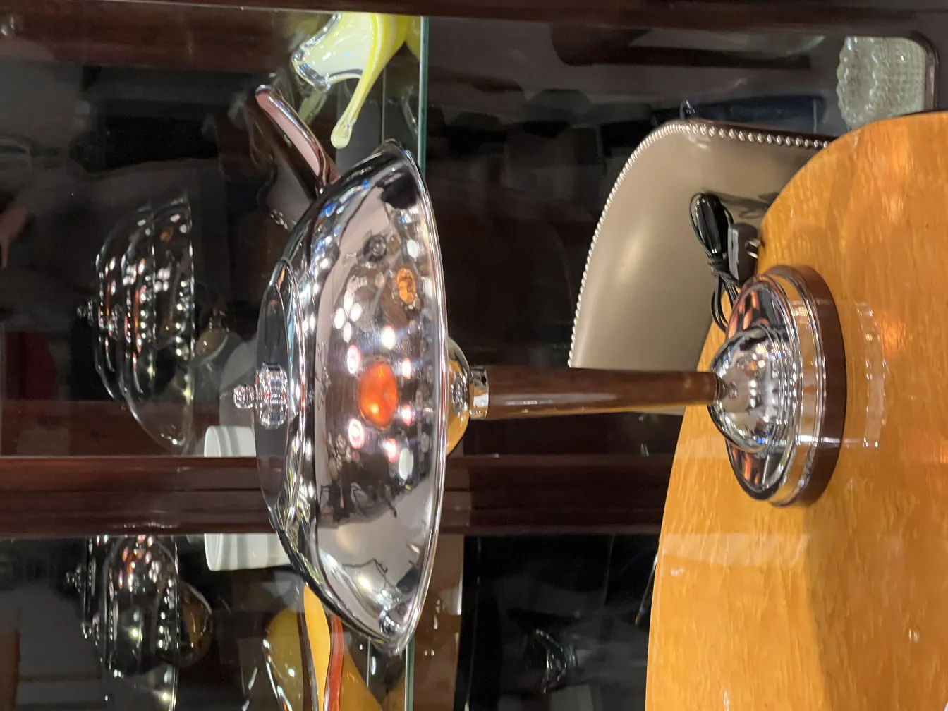 deux lampes de table anciennes avec une surface brillante