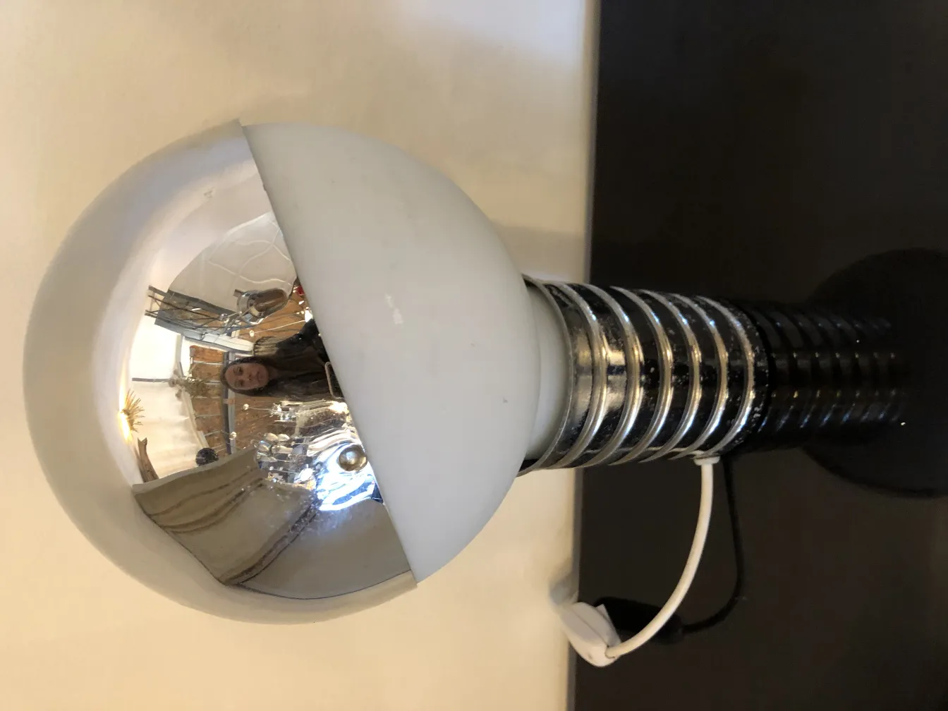 고풍스러운 테이블 램프 2개, 우아하고 매력적인 디자인.