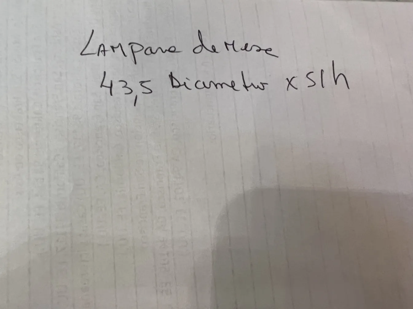 conjunto de duas lâmpadas de mesa antigas em ambiente acolhedor