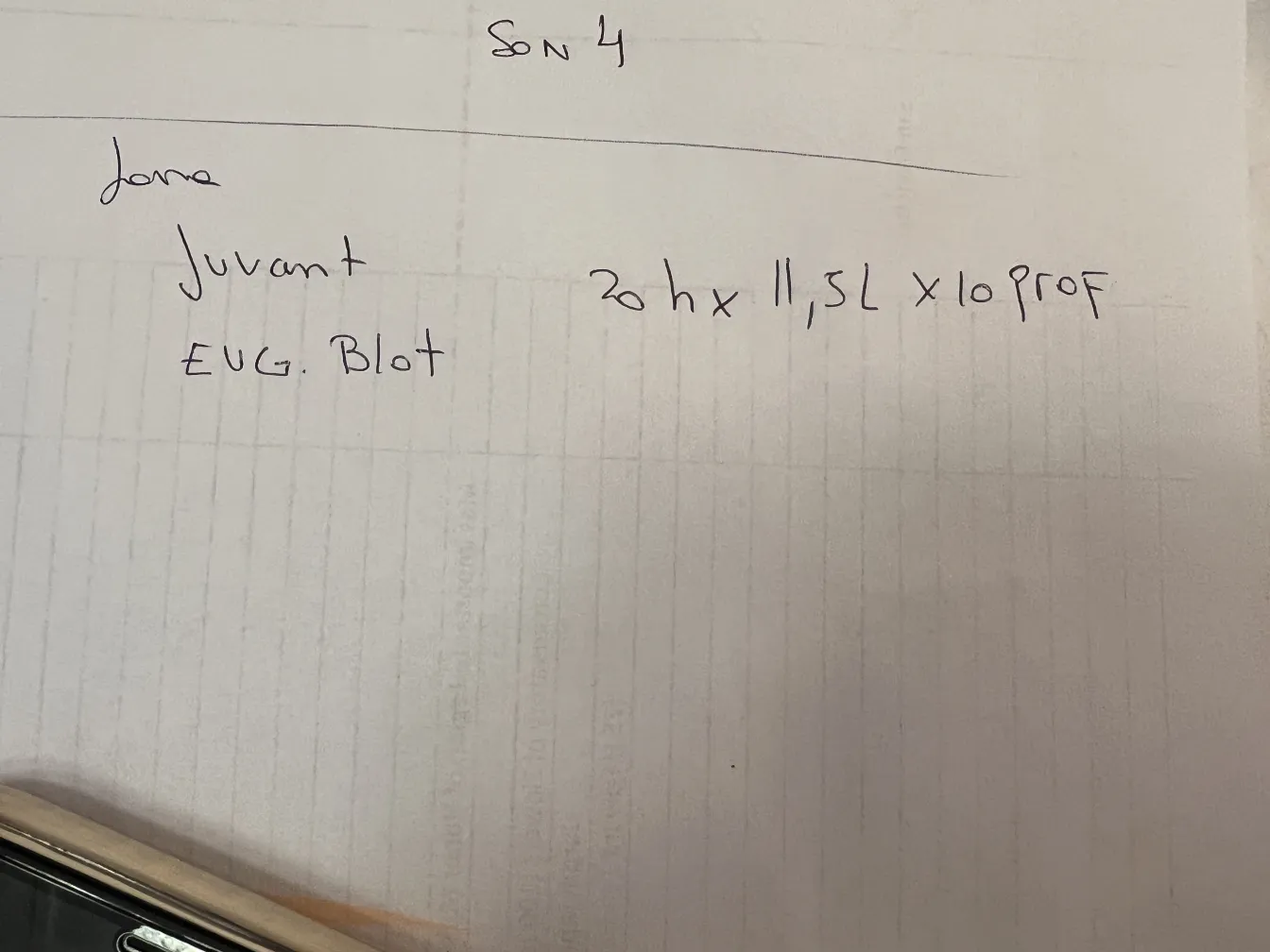 Zwei antike Tischleuchten mit elegantem Design.